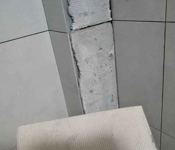 确山瓷砖空鼓维修公司分享下厨房瓷砖脱落的补救措施。